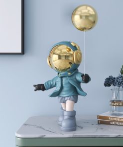 Phi hành gia để bàn phòng khách