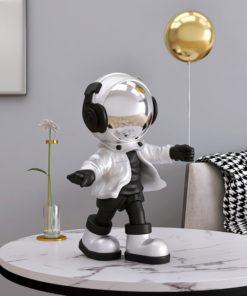 Phi hành gia để bàn phòng khách