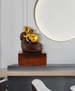 Tượng chuột ôm túi tiền