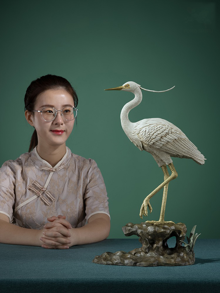 Tượng con cò bằng đồng