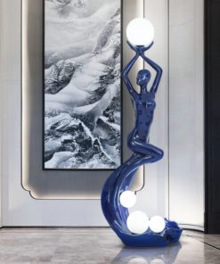 Tượng người đỡ đèn để sàn