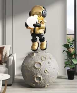 Phi hành gia nhí đứng trên mặt trăng