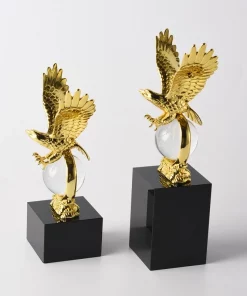 Tượng đại bàng cắp quả cầu pha lê