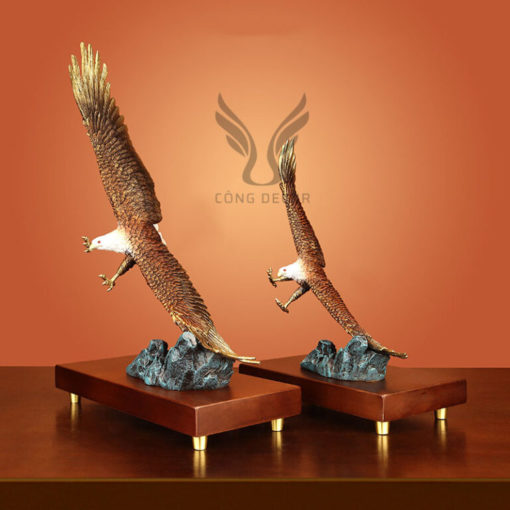 Tượng đại bàng tung cánh vồ mồi