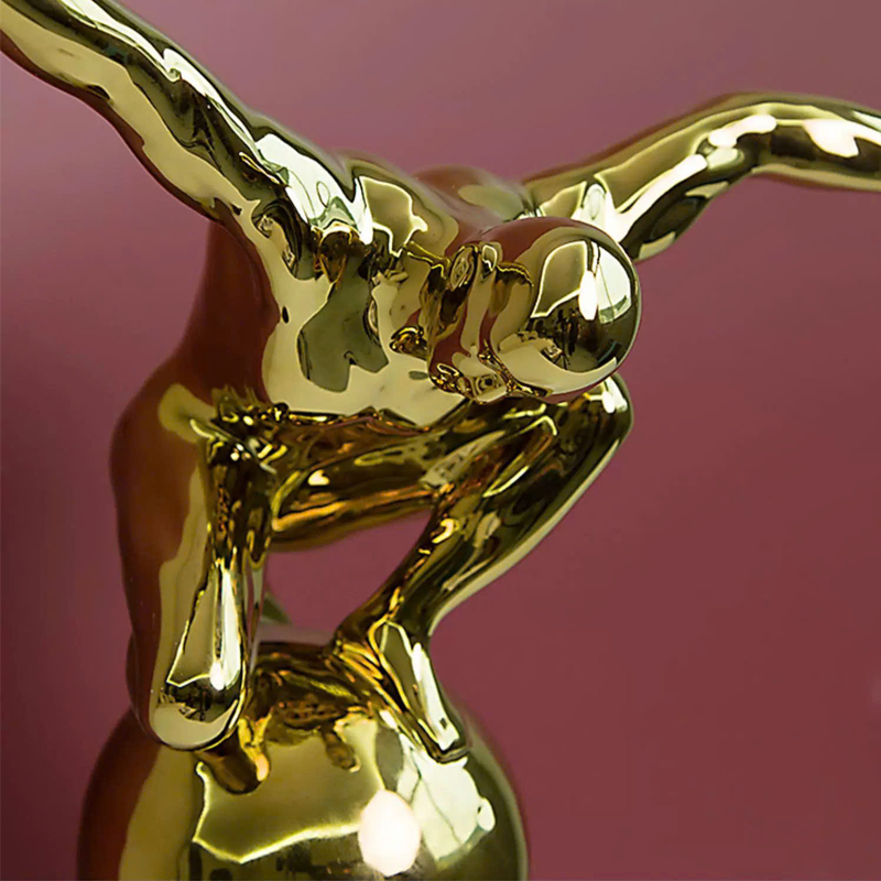 Tượng Chiến Binh Trên Đỉnh Cầu