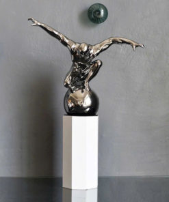 Tượng Chiến Binh Trên Đỉnh Cầu