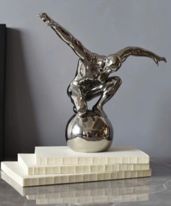 Tượng Chiến Binh Trên Đỉnh Cầu