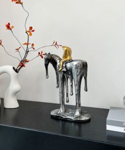 Tượng Hiệp Sĩ Trầm Tư Trên Lưng Ngựa