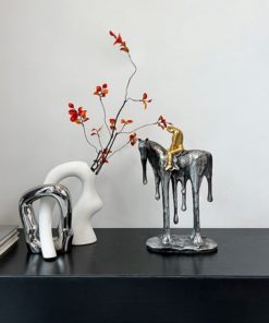 Tượng Hiệp Sĩ Trầm Tư Trên Lưng Ngựa