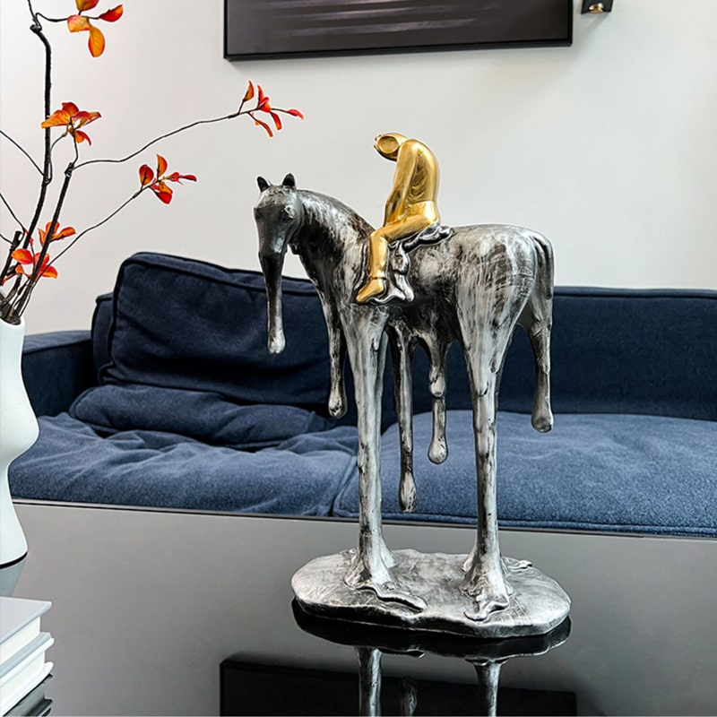 Tượng Hiệp Sĩ Trầm Tư Trên Lưng Ngựa