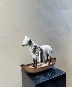 Tượng Ngựa Trắng Trừu Tượng