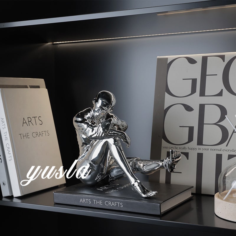 Tượng Người Máy Trầm Tư