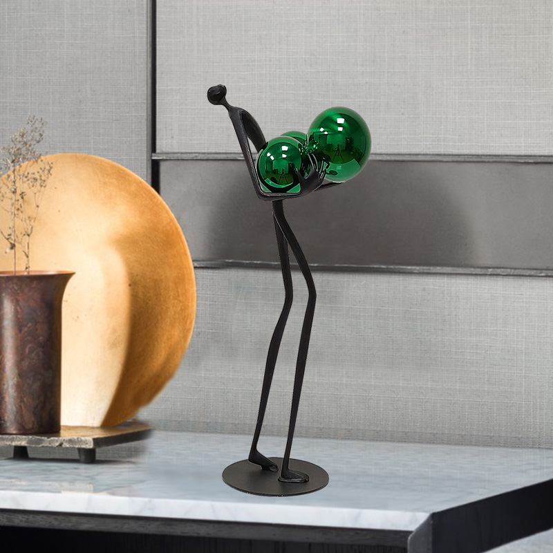 Tượng Ôm Ánh Sáng Trong Vòng Tay