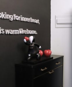 Tượng Người Bí Ẩn Tặng Trái Tim