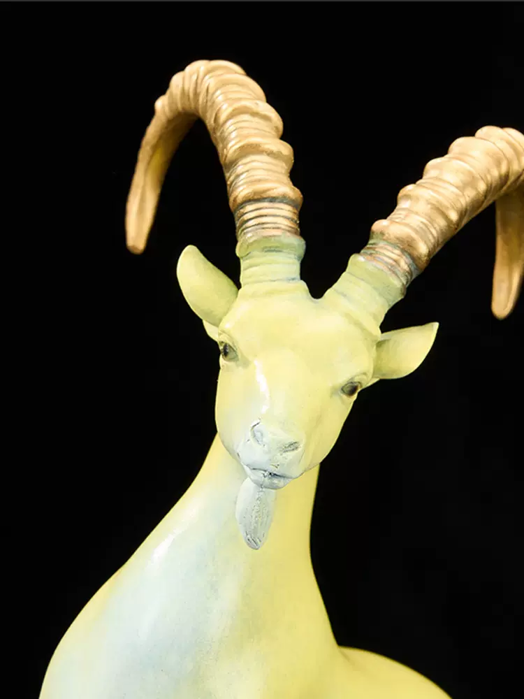 Tượng Dê Vàng Uy Phong Đỉnh Núi