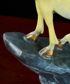 Tượng Dê Vàng Uy Phong Đỉnh Núi