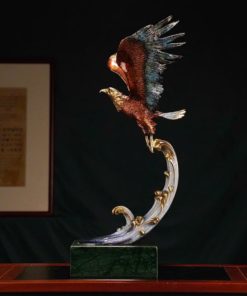 Tượng Đại Bàng Tung Cánh Giữa Sóng Gió