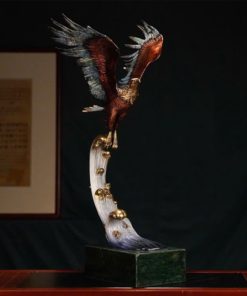 Tượng Đại Bàng Tung Cánh Giữa Sóng Gió