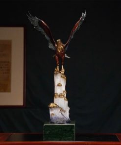 Tượng Đại Bàng Tung Cánh Giữa Sóng Gió