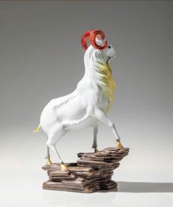 Tượng Dê Đứng Trên Núi Đá